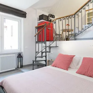 Appartamento Quiet Pied A Terre With Terrace In Borgo Pio, Roma